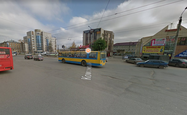 Водитель троллейбуса въехал в закусочную «Данар» на Комсомольской площади. Мужчину госпитализировали