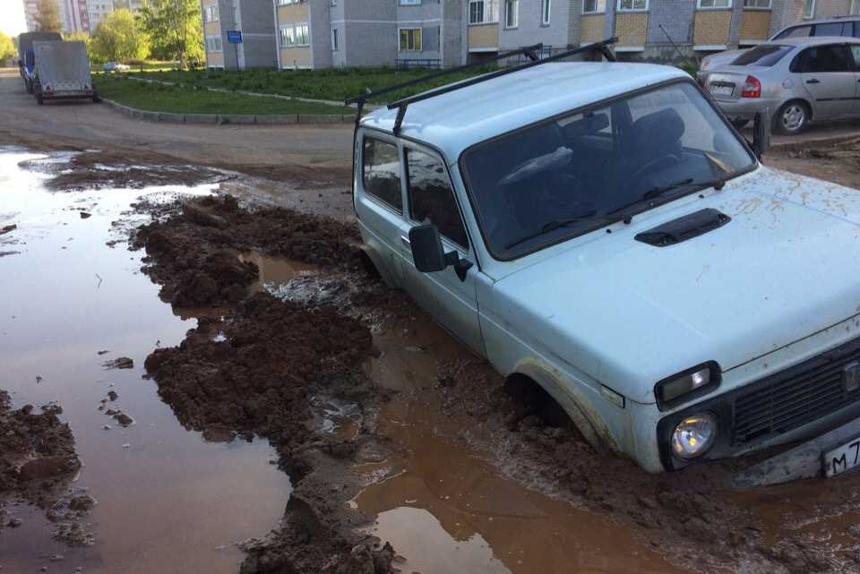 Нива внедорожник в грязи