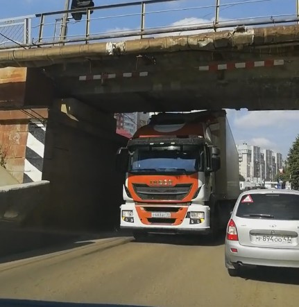 Фура застряла. Фура под мостом. Фура застряла под мостом. Фура на мосту. Фура в Москве под мостом.