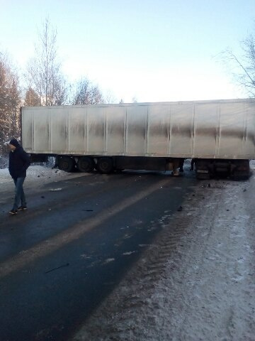В Кировской области на трассе из-за аварии было парализовано движение (ФОТО)