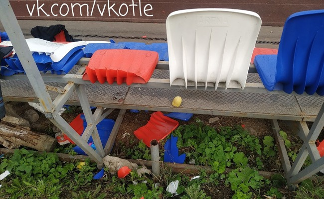 На стадионе в Котельниче вандалы сломали пластиковые сиденья