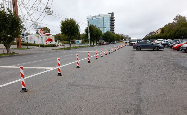 На Октябрьском проспекте установили сигнальные столбики