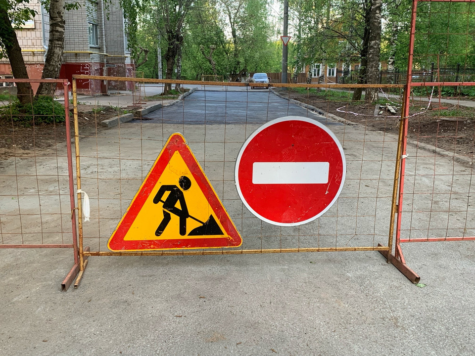 Мас әйел көшеде мысығын көрсетеді