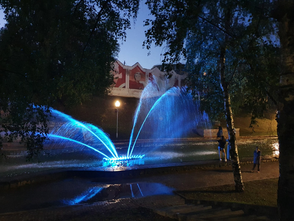 Кировский городской. Киров сквер 60-летия фонтан. Сквер 60 летия СССР Киров. Городской фонтан. Источник фонтан.