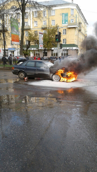 В центре Кирова прямо сейчас горит автомобиль