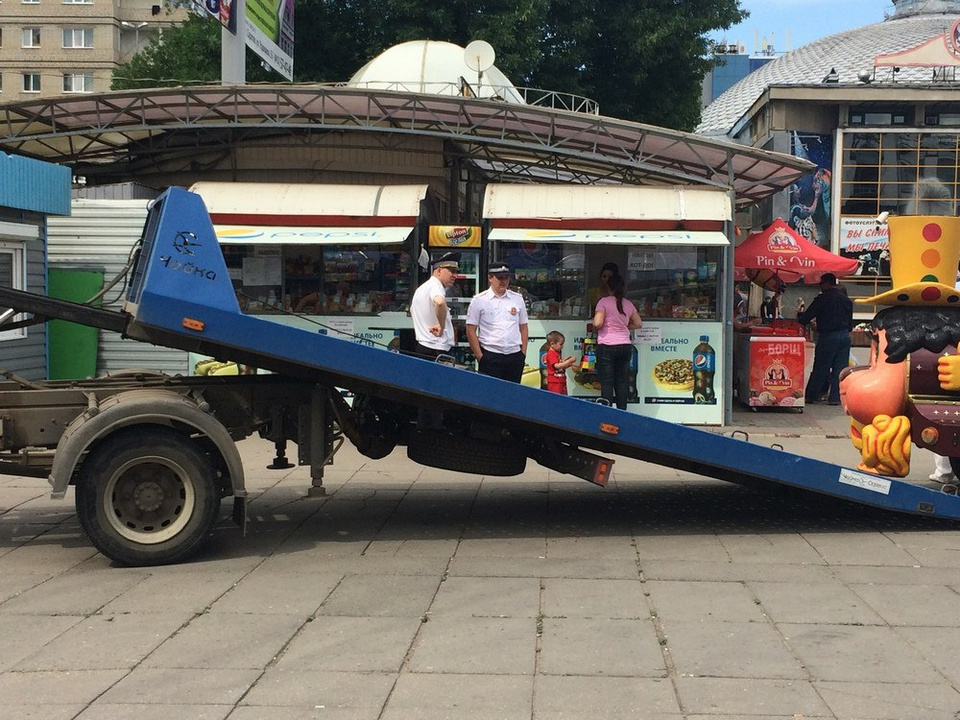 В Саратове сотрудники ГИБДД пытались эвакуировать детский паровозик (ФОТО)