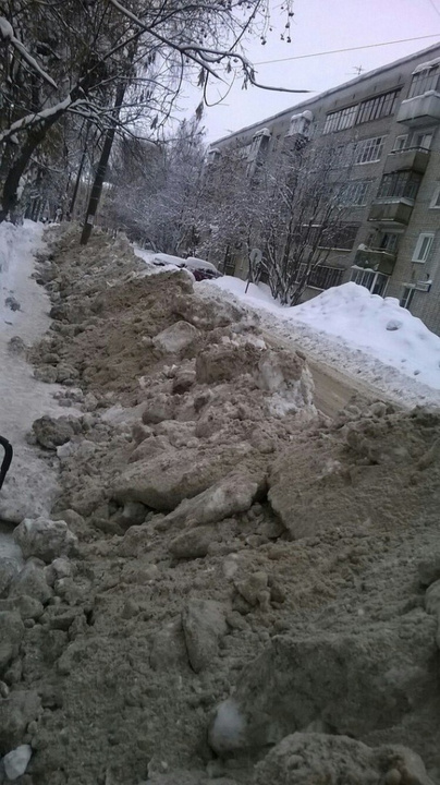 И так сойдет: кировские коммунальщики сгребли снег с проезжей части на тротуар (ФОТО)