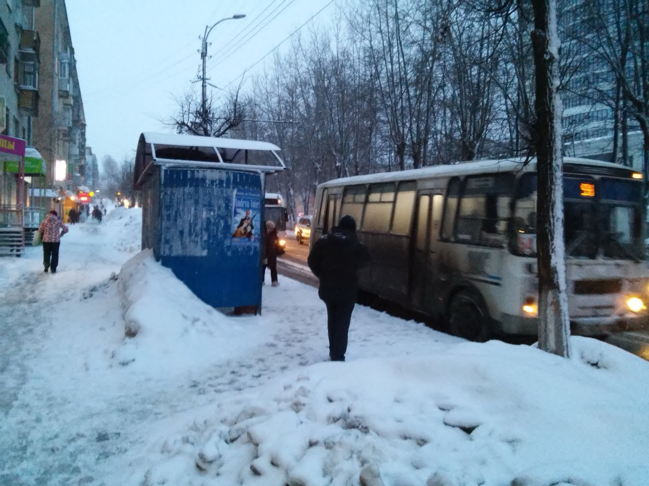 В Кирове сильный ветер сорвал крышу с автобусной остановки
