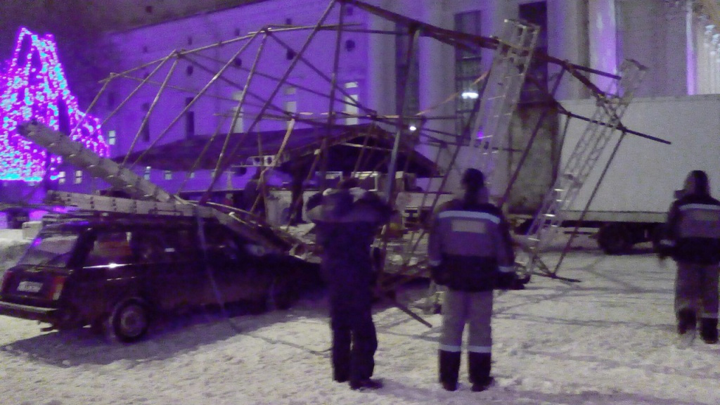 Вчера на глазах у кировчан на главной площади города рухнула сцена (ФОТО+ВИДЕО)