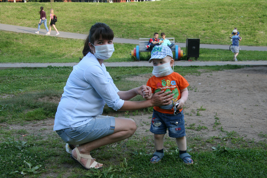 Вирус гуляет. Мама в медицинской маске с ребенком. Маски для детей. Дети гуляют в медицинских масках. Родители в масках.