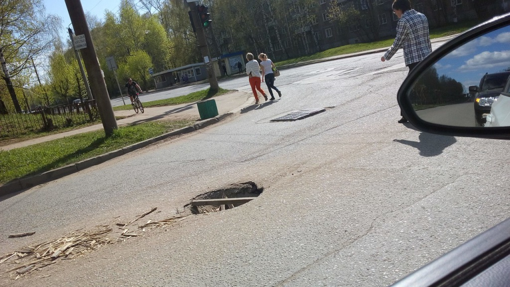В Кирове водитель спецтехники «растерял» асфальт по дороге