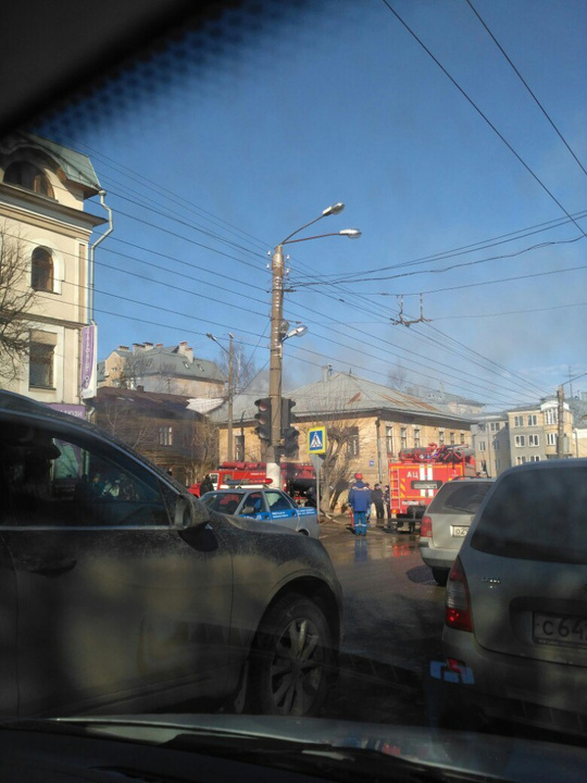 Прямо сейчас в центре Кирова горит жилой дом (ФОТО+ВИДЕО)