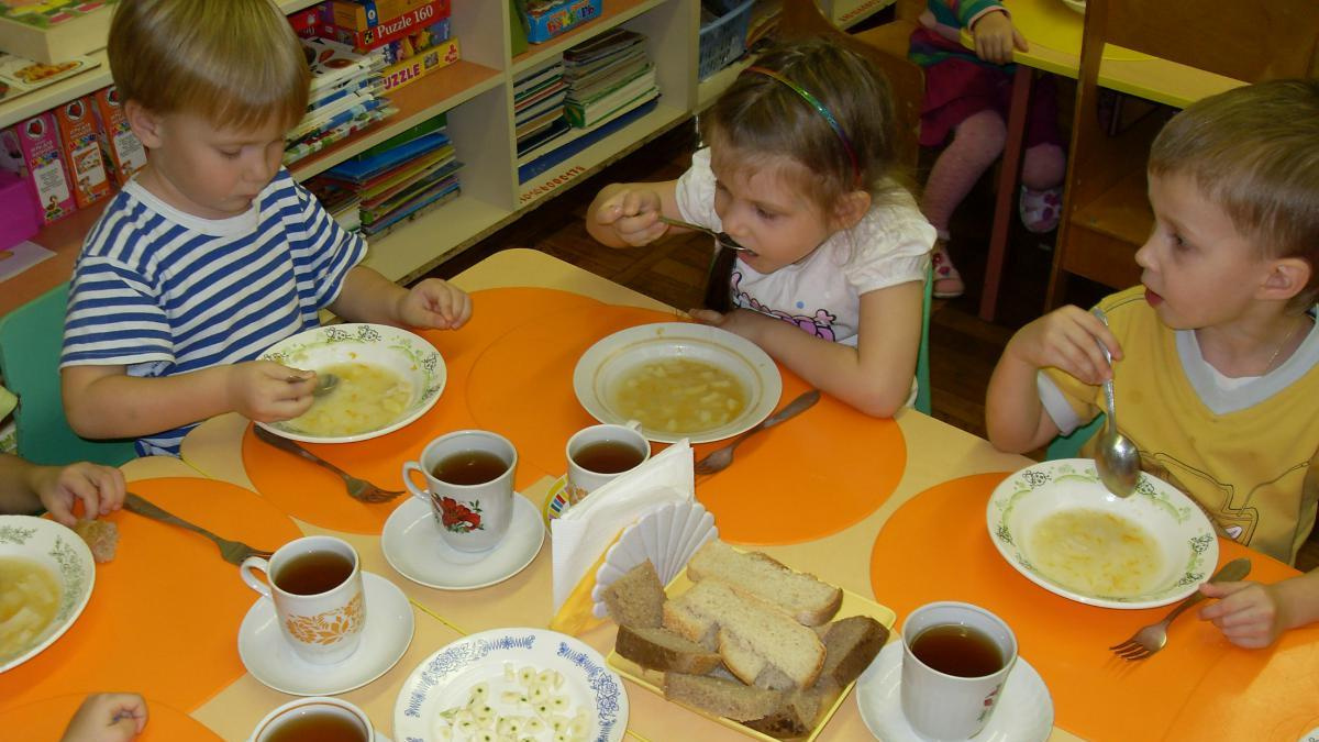 Что едят в садике. Завтрак в детском саду. Еда в детском саду. Питание в детском саду. Обед в детском саду.