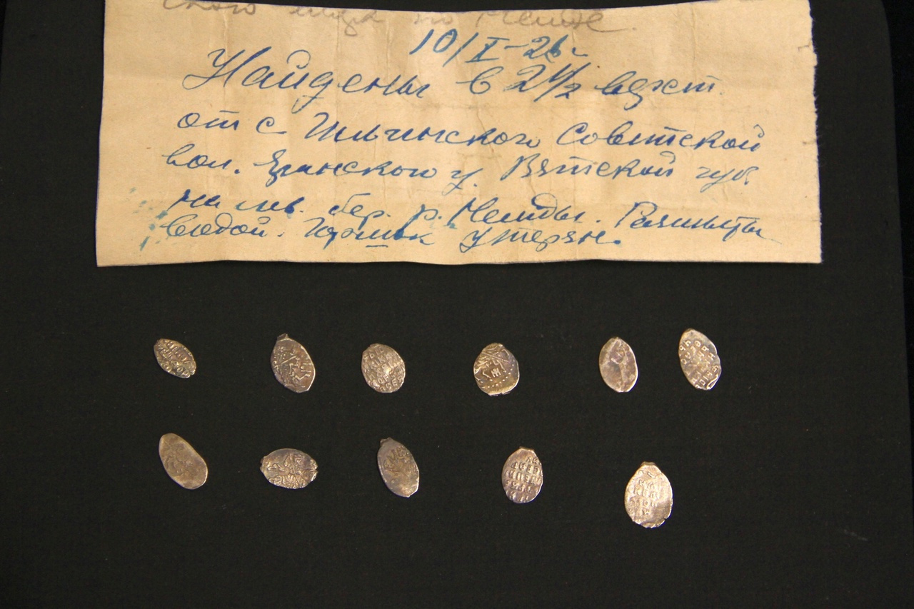 Обнаруженный в архиве клад серебряных монет передали в Краеведческий музей