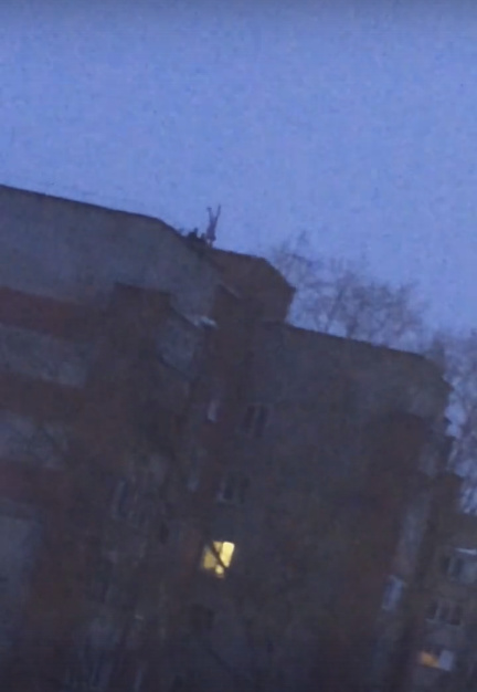 Подростки забрались на крышу многоэтажки по улице Маклина и выполняли опасные трюки
