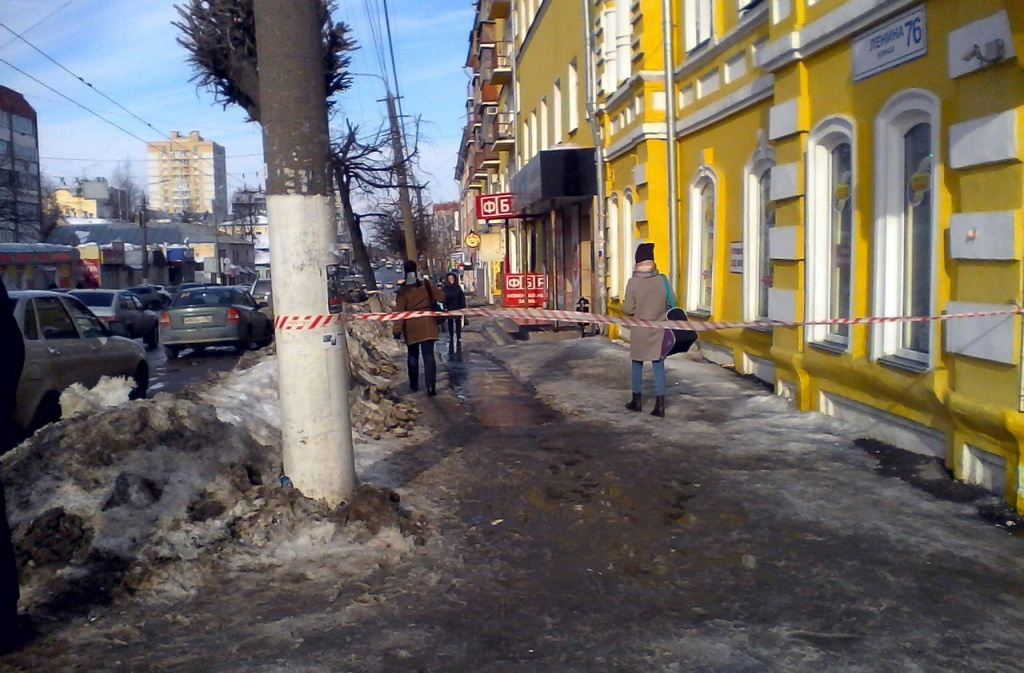 Час назад в Кирове глыба льда упала на голову женщине с ребёнком (ФОТО)