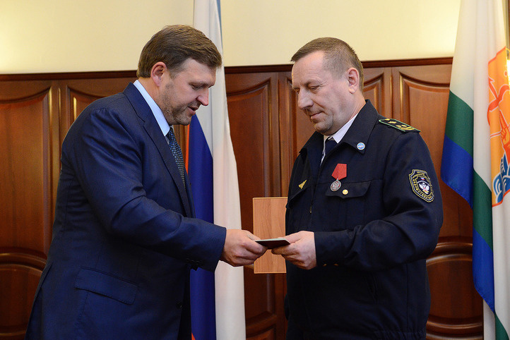 Награда нашла своих героев. Никита Белых наградил тушивших пожар на перегоне Полой - Поздино