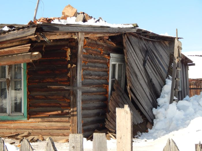 В Омутнинске под тяжестью снега и льда провалилась крыша жилого дома
