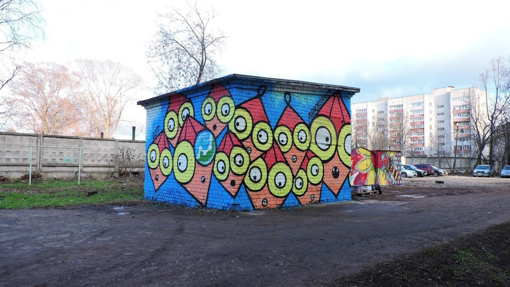 Гаражи в центре Кирова разрисовали яркими граффити