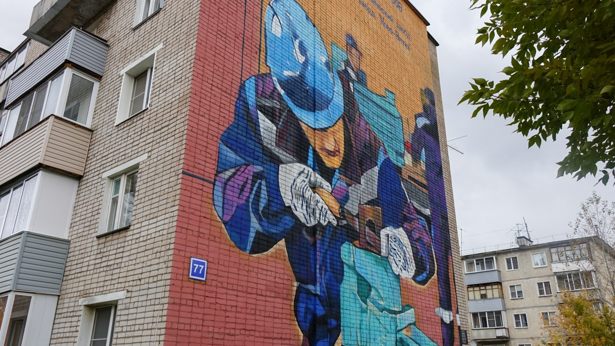 Одну из стен пятиэтажного дома в Нововятске украсили изображением рабочего