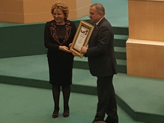 Владимир Быков получил награду из рук Валентины Матвиенко