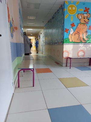 «Проблемы с персоналом определённо есть». Почему в детской поликлинике на Волкова у кабинетов врачей выстраивались вереницы очередей?