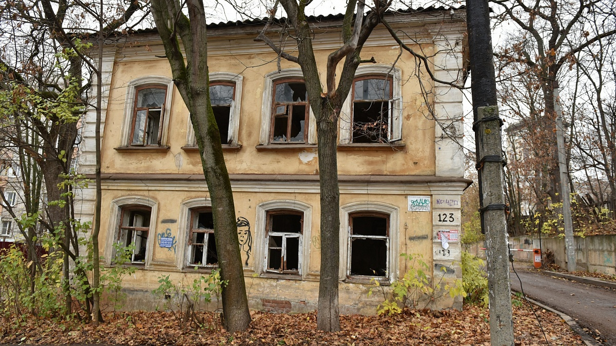 В Кирове купили заброшенный дом 1900 года постройки | 14.09.2022 | Киров -  БезФормата