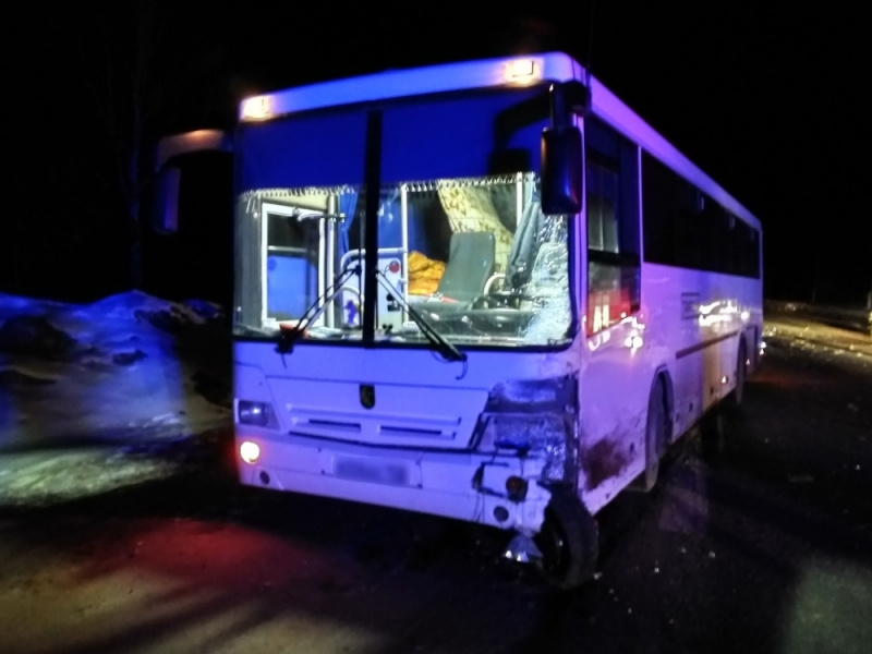 Вчера на трассе в Кировской области под пассажирский автобус влетел «ВАЗ» (ФОТО)