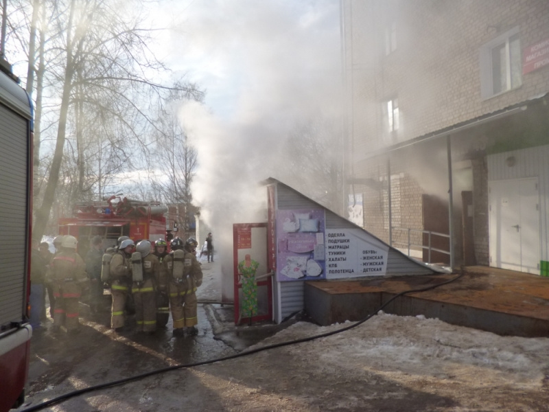 В Кирове горело складское помещение магазина