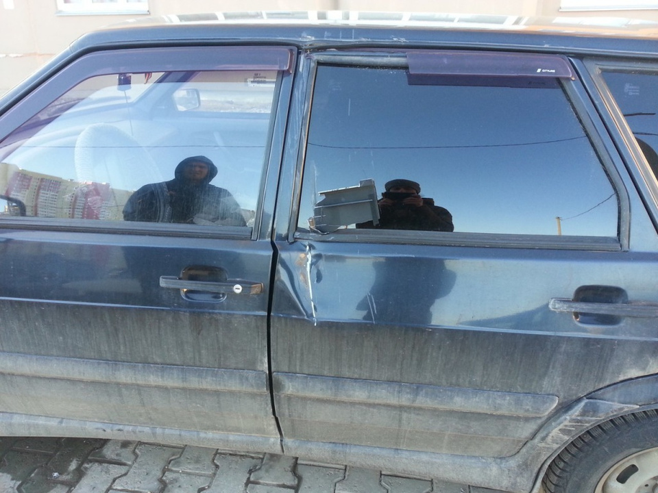 В Кирове в Чистых Прудах из окна дома на машину выкинули телевизор (ФОТО)
