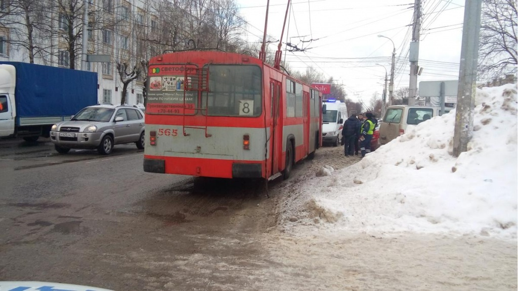 У городской администрации женщина упала в троллейбусе