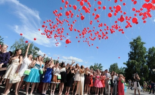 Платье, туфли и банкет: выпускной в 11-м классе в среднем обходится в 30 тысяч рублей