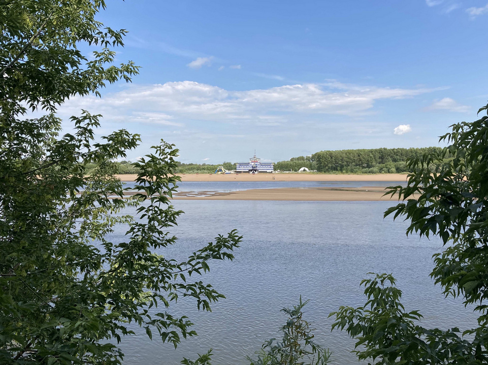 Вода в реке вятка. Уровень воды в Вятке Киров. Уровень воды в реке Вятка. Разлив реки Вятка. Уровень воды в Вятке 2023 год.