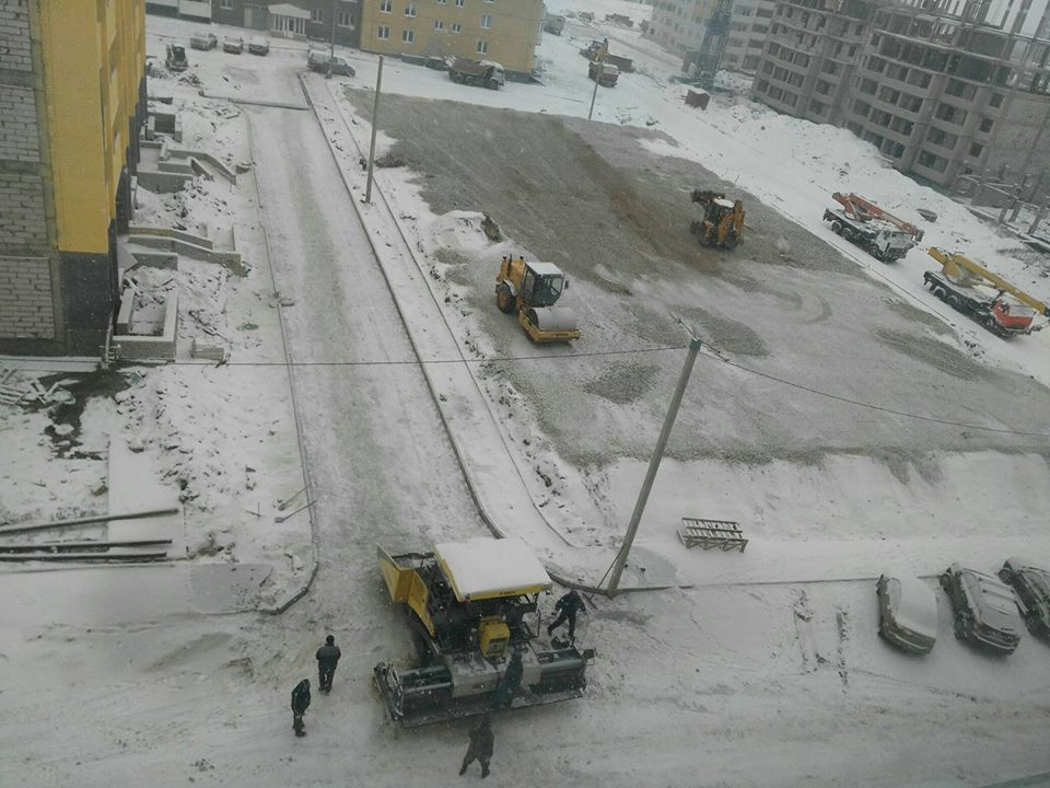 И в зной, и в стужу: почему в Кирове асфальт укладывают прямо в снег?
