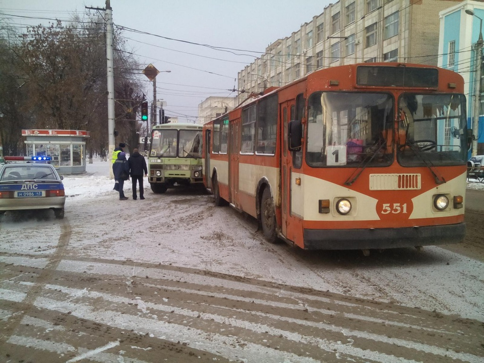 В Кирове автобус врезался в троллейбус. Есть пострадавшие