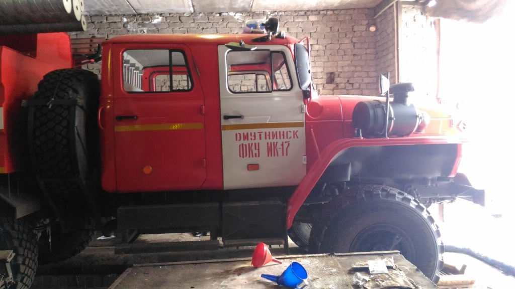 Пожарные из омутнинской колонии сливали солярку со служебных машин