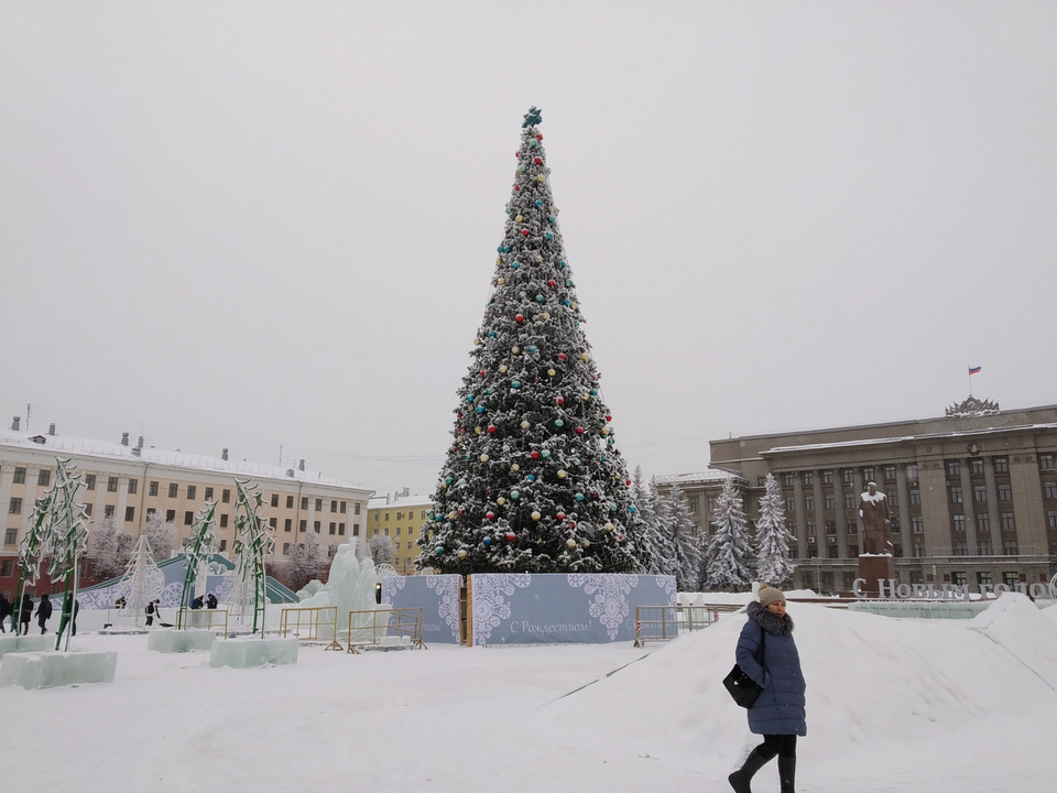 Ели киров. Киров Театральная площадь 2018. Горки на театральной площади в Кирове. Киров горки на театральной. Горка на площади Киров.