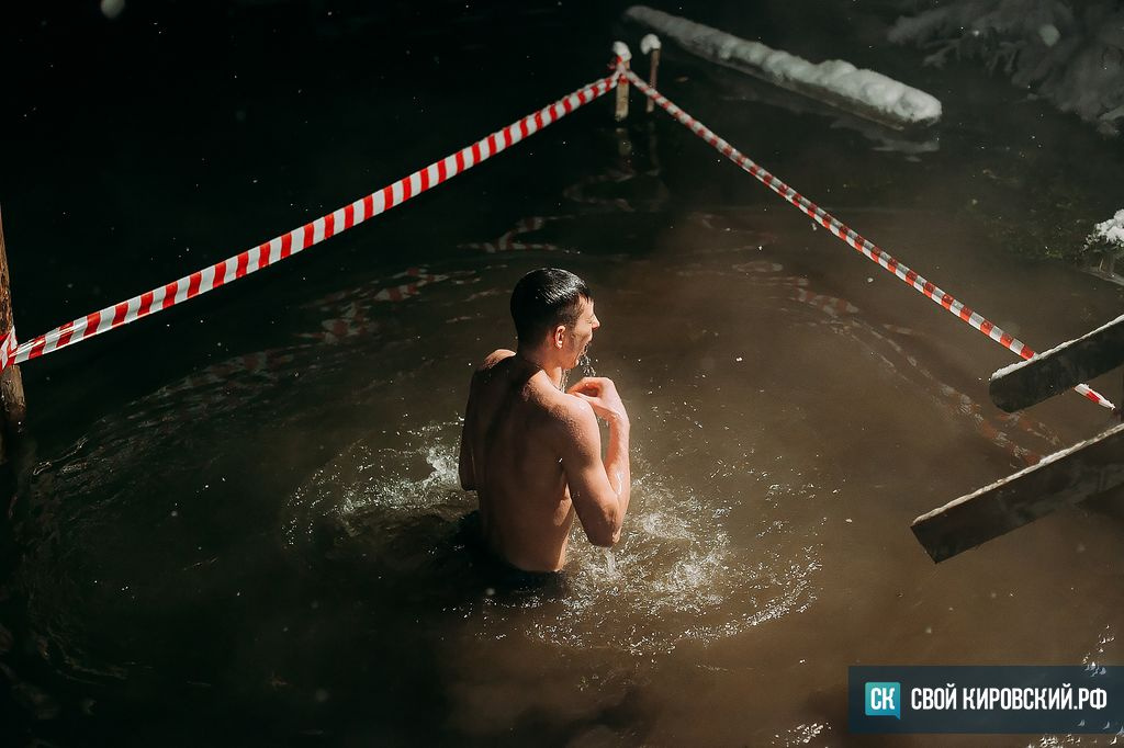 Крещение на Васнецовских прудах: что заставляет кировчан нырнуть в ледяную воду