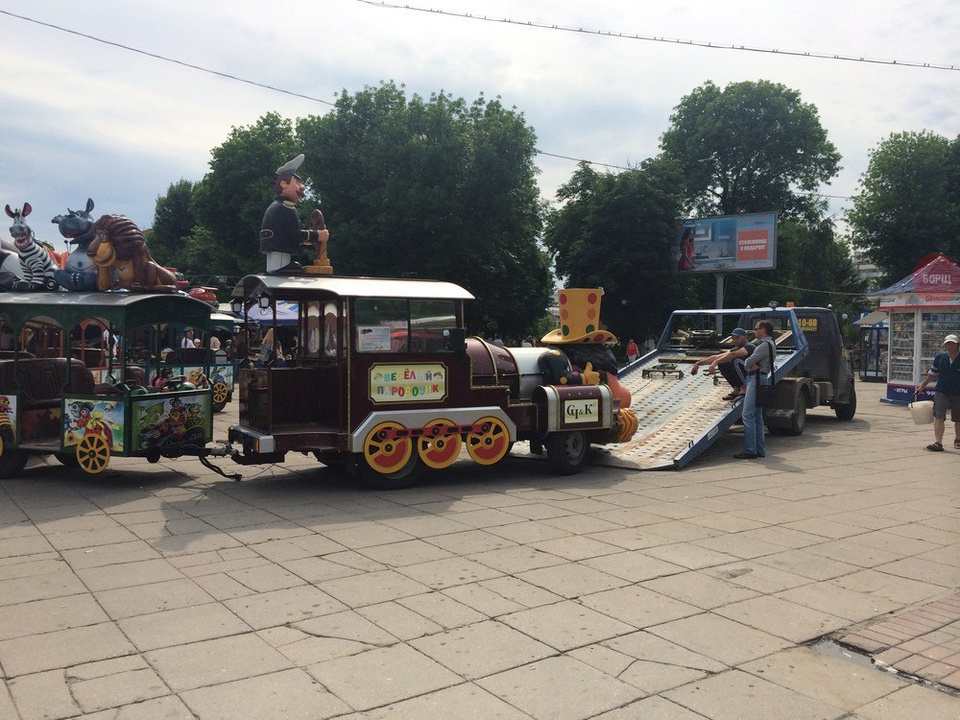 В Саратове сотрудники ГИБДД пытались эвакуировать детский паровозик (ФОТО)