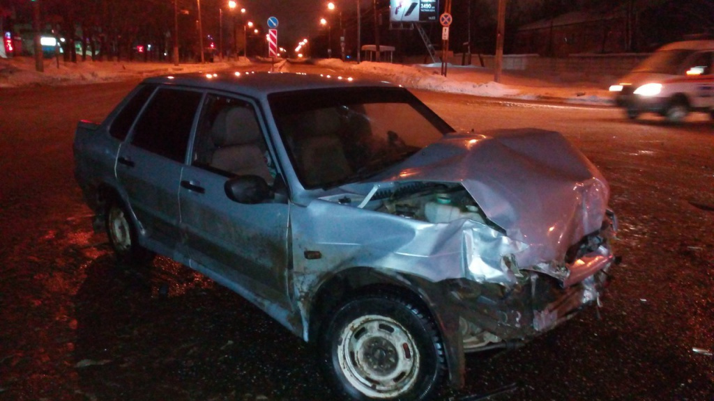 В новогоднюю ночь в Кирове столкнулись три автомобиля