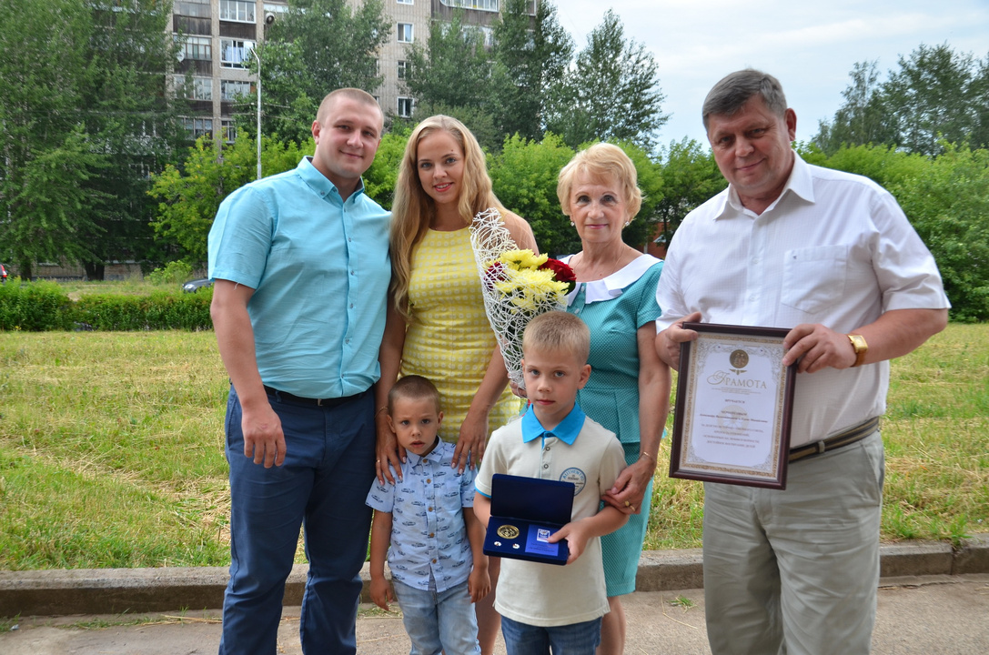 Семья сотрудников. Семья Кирово-Чепецк. Лучшая семья города Кирова 2010. Семья Кара Киров. Лучшая семья в Кирове.