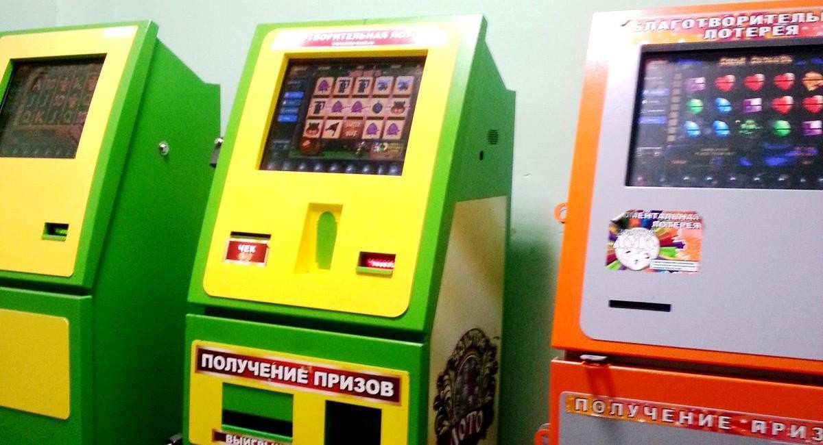 Игровые автоматы оплата с телефона без верификации. Игровые автоматы в магазинах. Игровые аппараты в магазинах. Игровой терминал автомат. Вендинговые игровые автоматы.