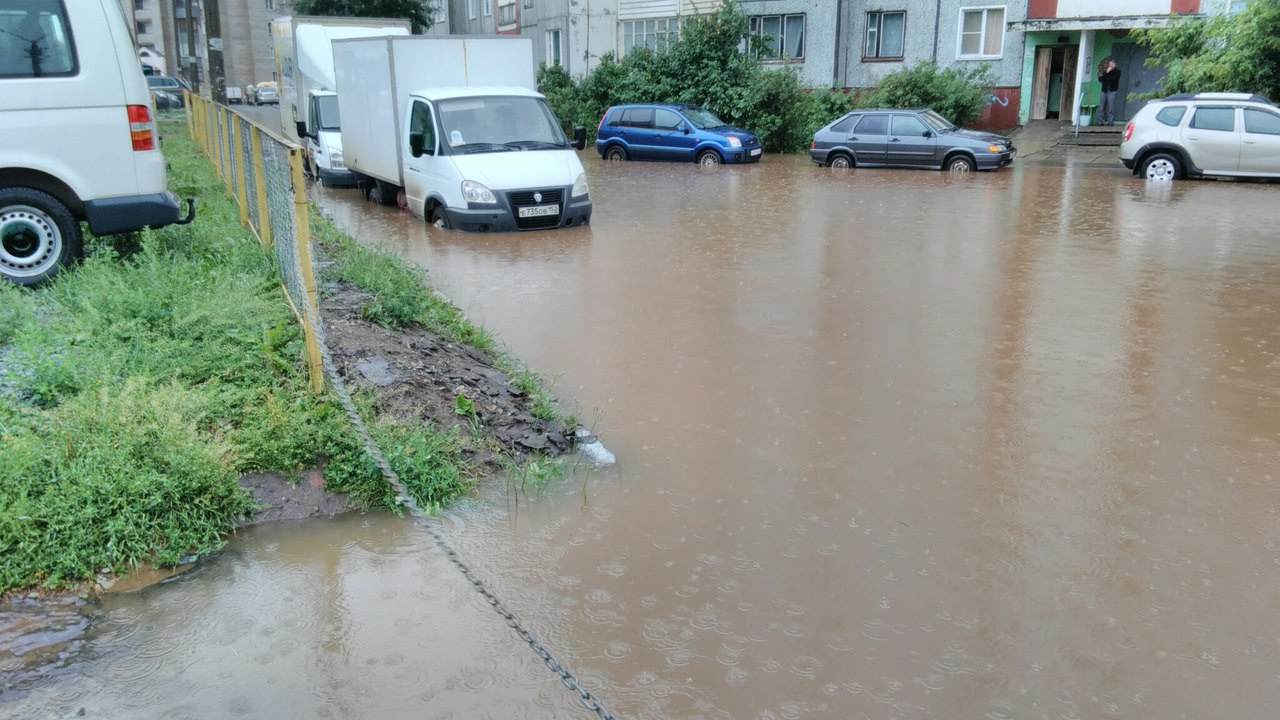 Из-за дождей в Кирове затопило улицу Солнечную