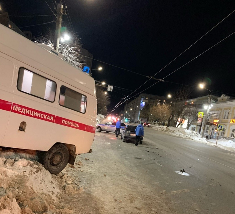 Скорая киров. Место происшествия Киров вчера. Авария в Кирове со скорой помощью ночью на 3 января. Киров улица Ленина и современная столкнулись скорая.