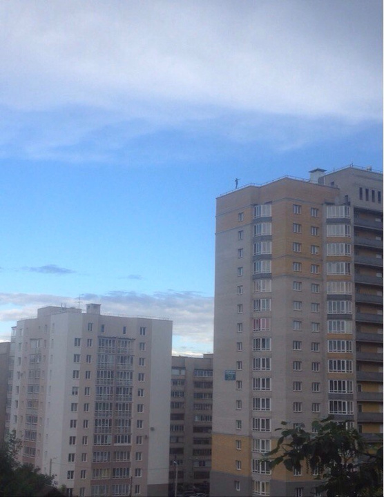 Кировский экстремал постоял на одной ноге на краю крыши 16-этажного дома (ФОТО)
