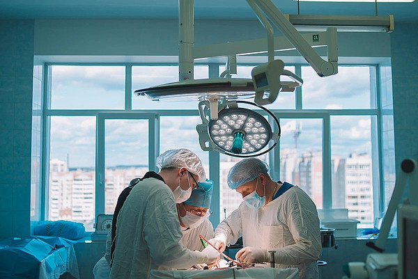 Врачи кировского Центра онкологии удалили пенсионерке 18-сантиметровую опухоль