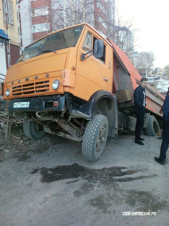 Камаз провалился на мосту