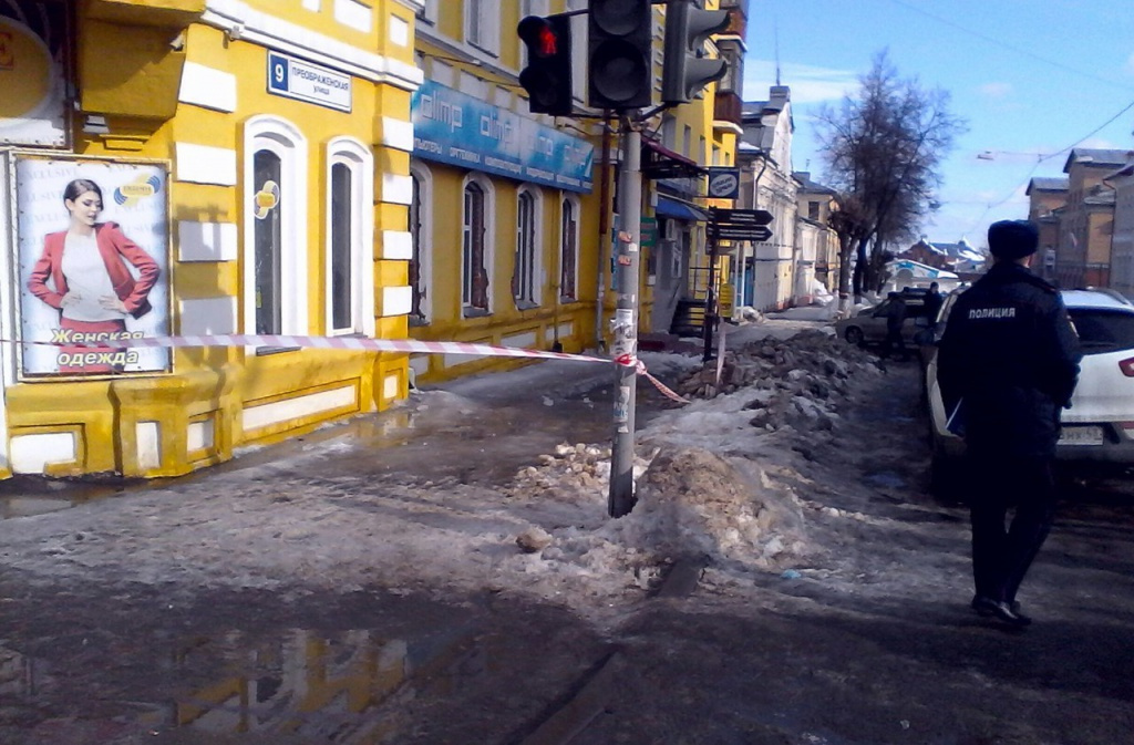 Час назад в Кирове глыба льда упала на голову женщине с ребёнком (ФОТО)