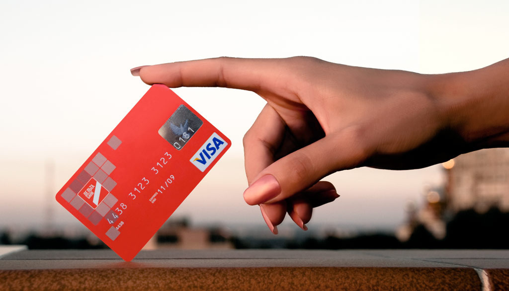 Три преимущества банковских карт. Кредитная карта. Банковская карточка в руке. Кредитная карта в руке. Пластиковая карта в руке.
