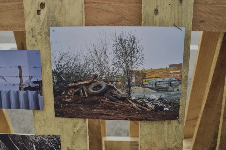 «На искусство не нужно спрашивать разрешения». Кировчанина, организовавшего фотовыставку городской разрухи, вызвали в полицию